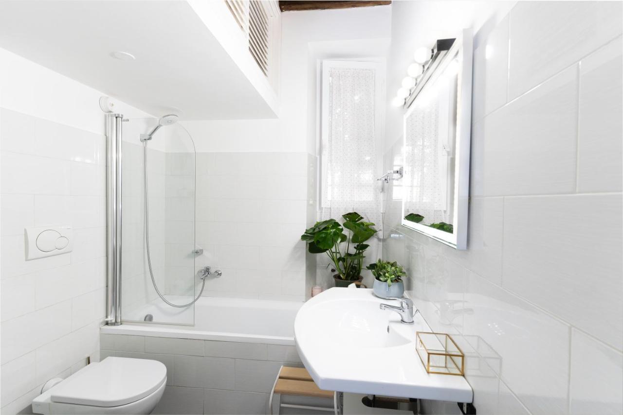 Quiet Trevi Fountain Apartment With Patio And Backyard Rom Exteriör bild