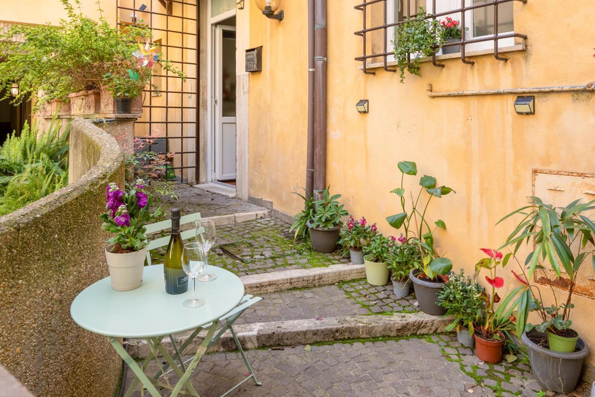 Quiet Trevi Fountain Apartment With Patio And Backyard Rom Exteriör bild